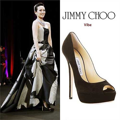 Jimmy Choo cũng nằm trong số những hãng giày được sao yêu thích nhất. Ngôi sao Hoa ngữ 36 tuổi có một đôi hiệu này thuộc dòng 'Vibe' màu đen, cao 14,5 cm. (Nguồn: Ngôi sao)