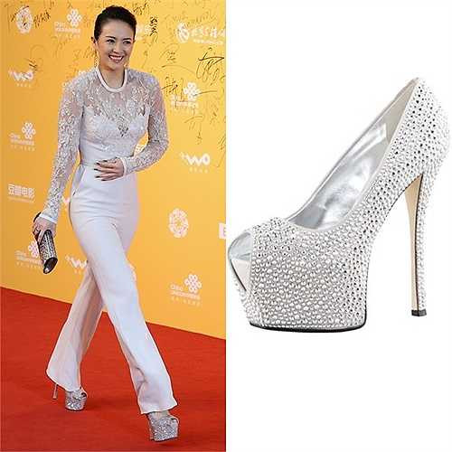 Nàng Hoa đán tỏa sáng ở Liên hoan phim Bắc Kinh khi mặc trang phục trắng của Elie Saab, đi kèm ví cầm tay Jimmy Choo 'Sweetie'. Đặc biệt, đôi giày Giuseppe Zanotti lấp lánh khiến những bước chân nàng trở nên cuốn hút.