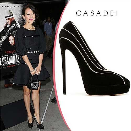 Giày hiệu Casadei có đường viền ánh kim uốn lượn mềm mại theo chân ngôi sao Thập diện mai phục đến Hollywood dự sự kiện. Quý cô sinh năm 1979 kết hợp nó cùng váy áo Chanel sang trọng.