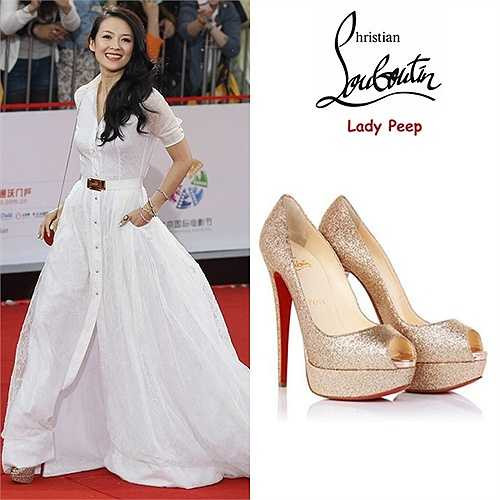 Giày đế đỏ Christian Louboutin là một trong những thương hiệu giày nổi tiếng nhất thế giới mà mỹ nhân Hoa ngữ không thể bỏ qua. Cô có một đôi dòng 'Lady Peep' cao 15cm, dát chất liệu bắt sáng lấp lánh. Món đồ đồng điệu với đai lưng và trang sức của nàng, bổ sung cho đầm trắng thanh lịch.