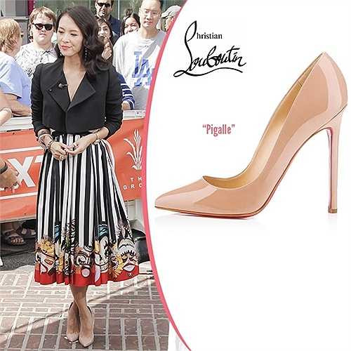 Giày màu nude Christian Louboutin 'Pigalle' thanh mảnh, đơn giản cũng llọt vào mắt xanh của mỹ nữ Trung Hoa. Đôi giày cao 12 cm, cô mix với đầm Dsquared họa tiết nổi bật.