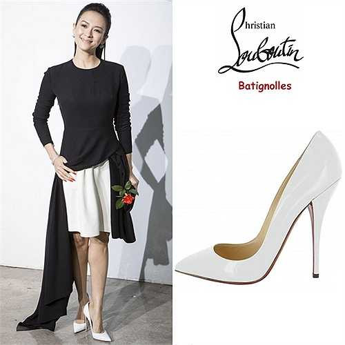 Giày trắng Christian Louboutin tôn vinh đôi chân người đẹp Hero. Đôi giày cao 12,5 cm, thuộc dòng 'Batignolles'. Cô mix kèm váy áo đen trắng hài hòa.
