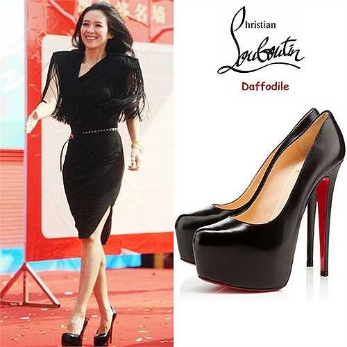 Giày platform hiệu Christian Louboutin 'Daffodile' ăn ý với trang phục đen quý phái của Chương Tử Di. Đôi giày cao 16 cm được sản xuất tại Italy.
