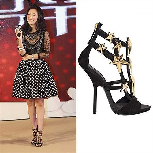 Ở buổi họp báo phim My Lucky Star, mỹ nhân họ Chương kết hợp áo pha vải xuyên thấu Alberta Ferreti cùng chân váy chấm bi và đôi sandal trang trí những ngôi sao màu vàng thú vị, độc đáo. Nó là thiết kế của hãng giày dép Giuseppe Zanotti.