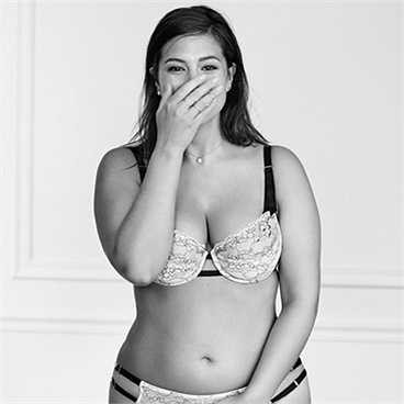 Từ trước tới nay, béo - gầy luôn là đề tài tranh cãi dai dẳng trong làng mốt. Đa phần người trong giới đều quan niệm, một cơ thể đạt tiêu chuẩn về vẻ đẹp phải có được sự mảnh mai. Trong khi đó, một số khác phản biện, những cô gái có vẻ ngoài gầy guộc giống hệt nhau rất nhàm chán, phụ nữ có đường cong cơ thể mới thực sự cuốn hút. Không ít người mẫu đã phải nỗ lực 'chiến đấu' để bảo vệ quan điểm về cơ thể tròn trịa trước quan niệm khắt khe của làng mốt về vẻ đẹp.