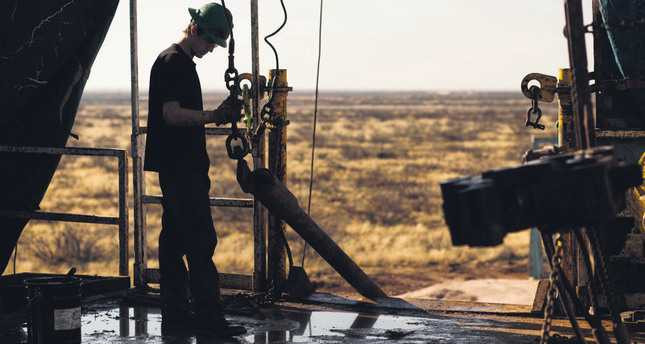 Nguyên nhân nào khiến giá dầu bất ngờ quay đầu lao dốc?