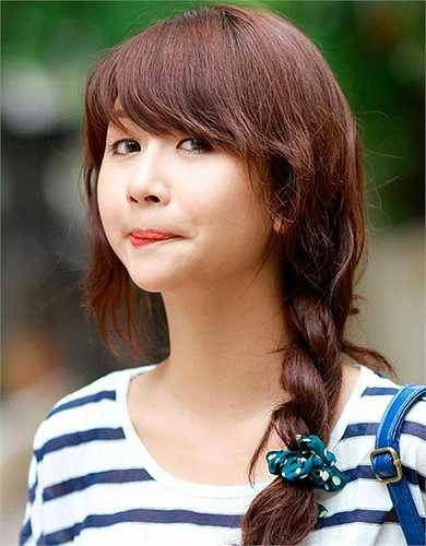 Quỳnh Anh Shyn cũng là một trong những hot girl đình đám tại Hà Nội. Nổi bật nhất trong 'bộ ba sát thủ', Quỳnh Anh Shyn trở thành gương mặt quảng cáo ăn khách và có lượng fan đông đảo.