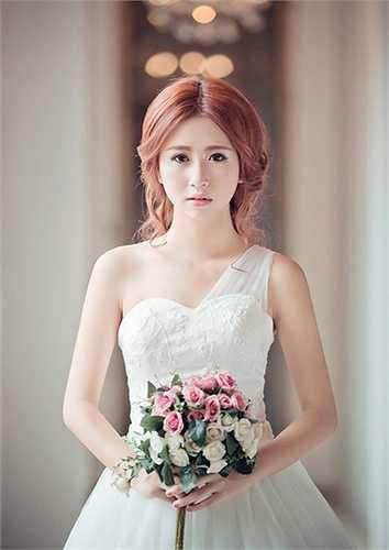 Cô nàng sinh năm 1996 nhanh chóng xuất hiện trong nhiều MV của bạn bè trong giới nghệ sĩ miền Bắc như Nói với em (BigDaddy), Hà Nội trà đá vỉa hè (Đinh Mạnh Ninh),…