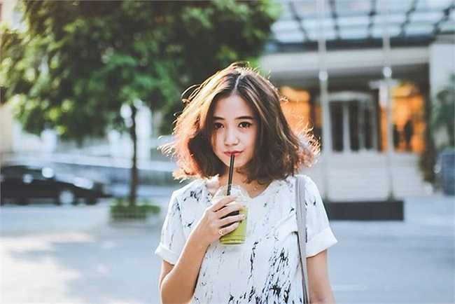 Salim cũng là một trong những hot girl Hà thành mới nổi thời gian gần đây. Cô nàng có vẻ đẹp mộc mạc và giản gị khá giống với Trâm Anh