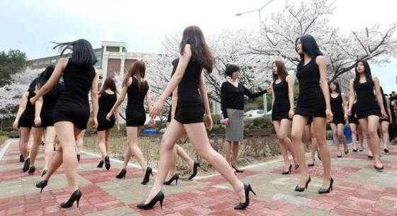 Nữ sinh dáng chuẩn, chân dài như siêu mẫu