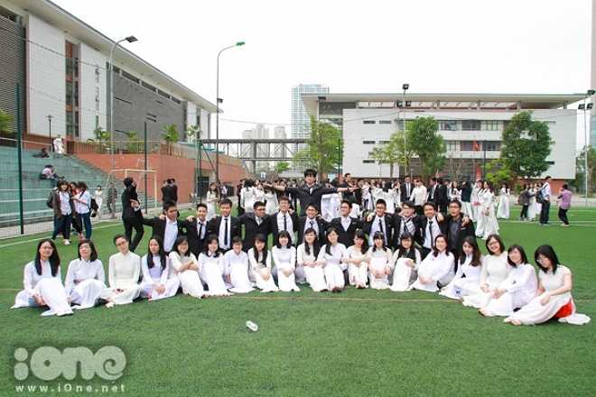 Chiều qua 8/4, học sinh lớp 12 trường THPT chuyên Hà Nội Amsterdam rộn rã xinh tươi trong 'Ngày hội áo dài'.