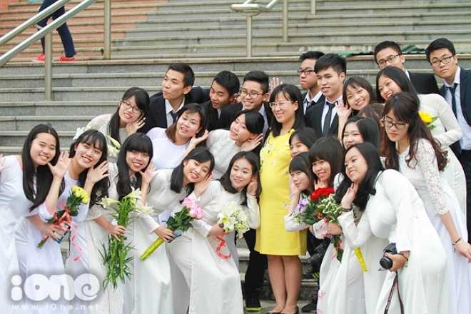 Làm kiểu ảnh nhí nhố bên cô giáo chủ nhiệm đang mang bầu.