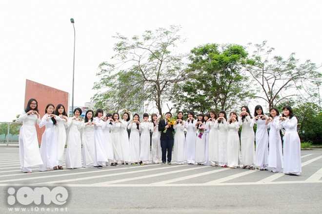 'Mì chính cánh' trong lớp được các chị em chiều chuộng cho đứng giữa, cầm luôn cả hoa hướng dương tạo dáng.