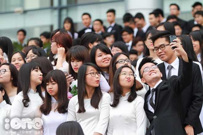 Trong lúc chờ chụp ảnh tập thể thì hoạt động selfie diễn ra sôi nổi khắp sân trường.