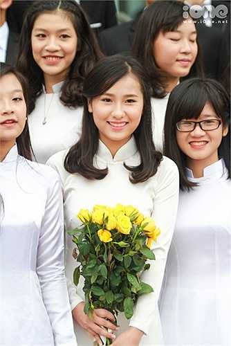 Các học sinh nam ngỡ ngàng vì mấy nàng nghịch ngợm hàng ngày bỗng dưng xinh xắn, e ấp lạ.