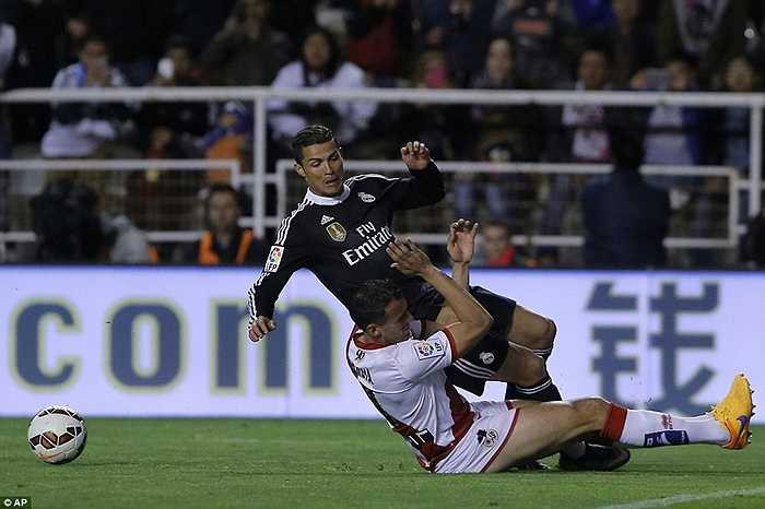 Trước khi có bàn mở tỷ số, Ronaldo bị truy cản trong vòng cấm. Trọng tài cho rằng tình huống này CR7 ăn vạ