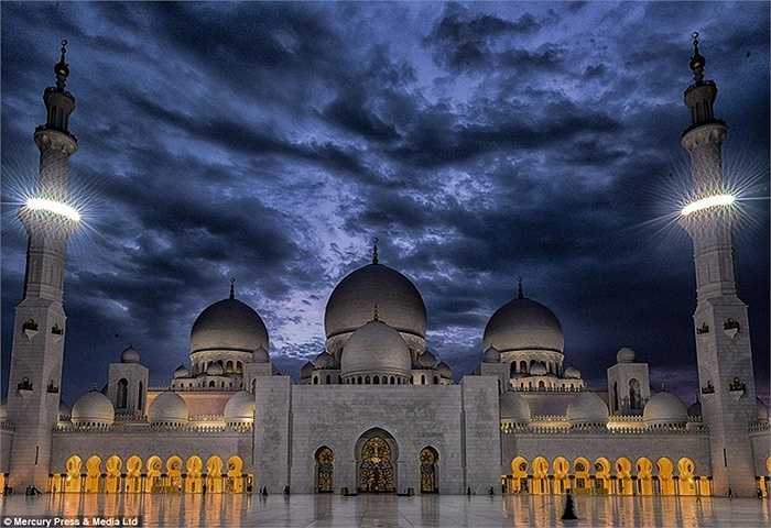 Thánh đường Hồi giáo Sheikh Zayed là thánh đường lớn nhất Trung Đông, nằm tại Abu Dhabi, thủ đô của Các Tiểu vương quốc Ảrập thống nhất 