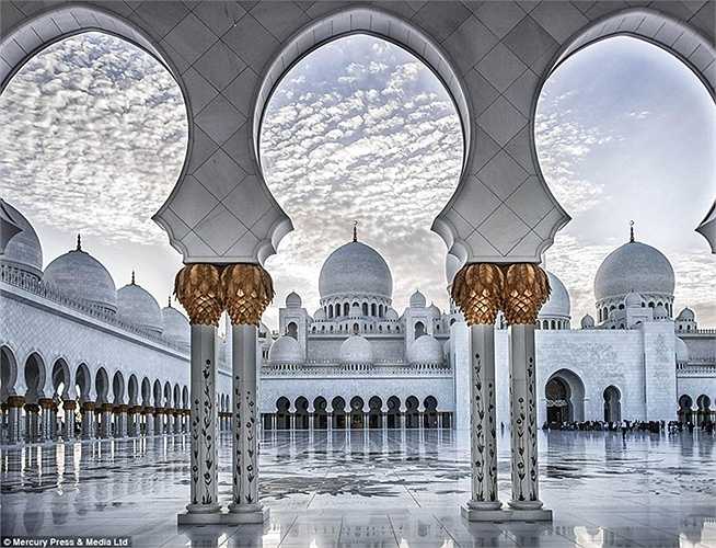 Thánh đường Sheikh Zayed, với bề ngoài được sơn màu trắng lấp lánh, hình dáng y hệt như trong một câu chuyện cổ tích và được hoàn thành vào năm 2007