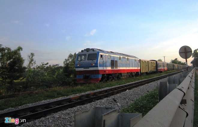 Xe tải mắc kẹt trên đường ray, tài xế hốt hoảng cầu cứu