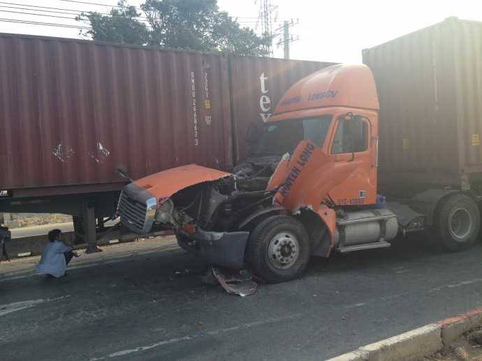 2 xe container 'dính chặt nhau' sau cú mất phanh, quốc lộ 1 kẹt cứng