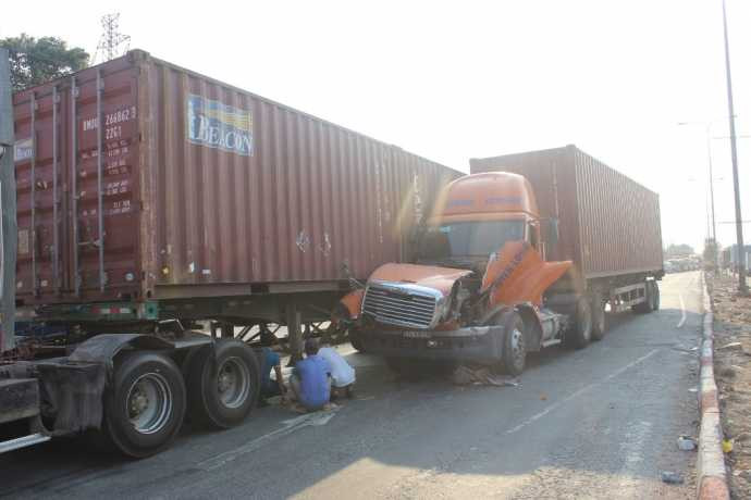 2 xe container 'dính chặt nhau' sau cú mất phanh, quốc lộ 1 kẹt cứng
