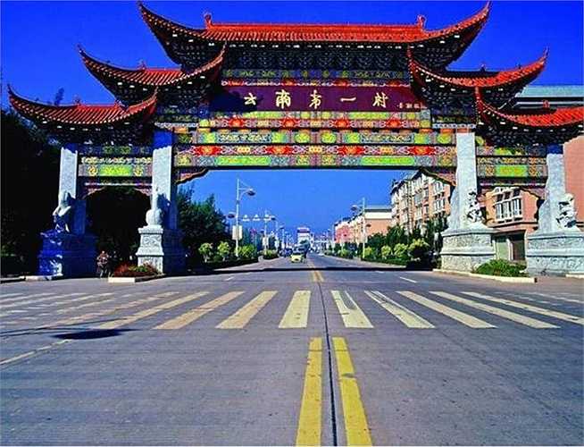 Đại Doanh Nhai (quận Hồng Tháp, Ngọc Khê, Vân Nam, Trung Quốc) là địa phương giàu có nhất tỉnh Vân Nam. 