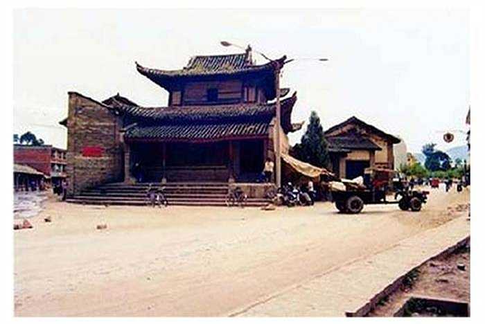 Năm 1978, tổng thu nhập của trấn này ở mức 980.000 NDT, thu nhập bình quân đầu người 167 NDT. (Ảnh chụp những ngày còn khó khăn)