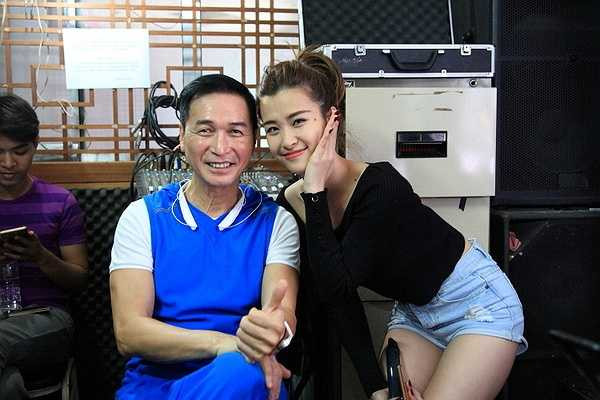 Không những chú trọng về phần nghe, Nguyễn Hưng còn chú trọng cả về phần nhìn nên anh đã ngỏ lờ và rất thích thú khi được NTK Nguyễn Công Trí thiết kế toàn bộ trang phục cho đêm diễn lần này.