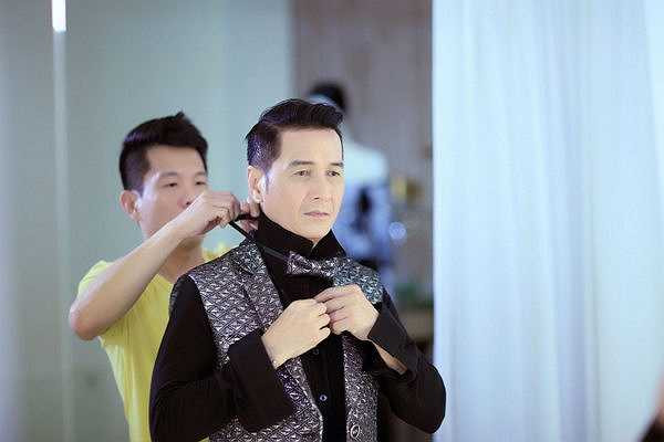 Tranh thủ sau giờ tập luyện, ca sĩ Nguyễn Hưng đã đến showroom của NTK Công Trí thử trang phục rất cẩn thận.