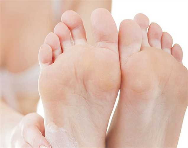 Làm tóc sáng bóng: Đun sôi cần tây và bạc hà lá trong 20 phút, sau đó lấy nước để gội đầu, sẽ giúp làm sạch và tăng cường sức khỏe tóc.