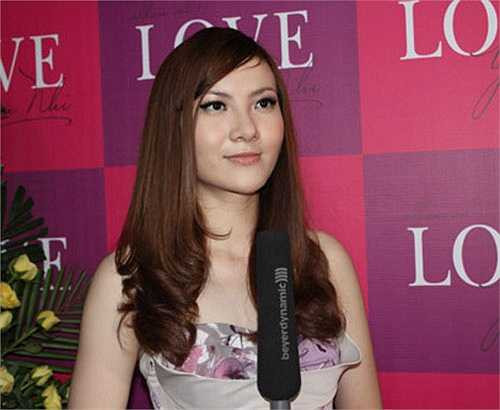 Tuy nhiên, theo thời gian, khuôn mặt cô dần có những biểu hiện cứng đờ, khó biểu cảm.