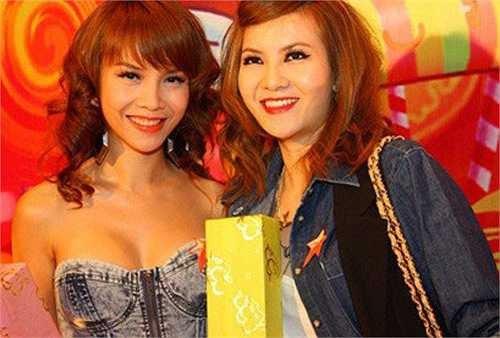 Cô khiến báo giới giật mình khi góp mặt trong một sự kiện với nước da căng lạ thường cùng phương pháp make-up 'dọa ma' (phải).