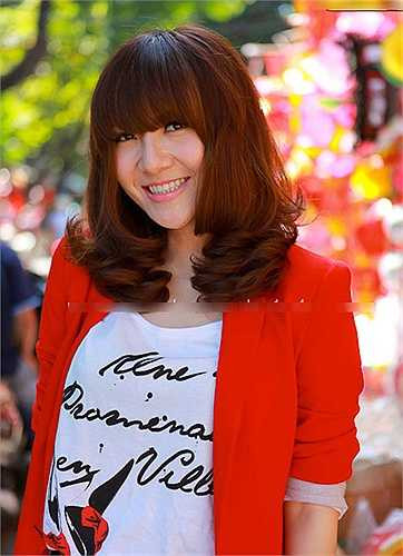 Không những thế, chiếc cằm của Yến Nhi cũng bất ngờ trở nên thon gọn.