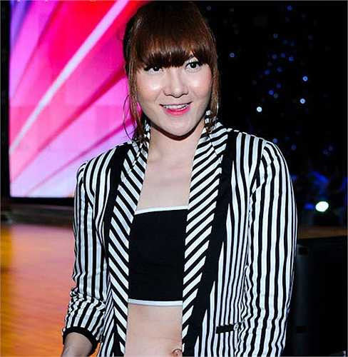 Cô liên tục xuất hiện với gương mặt cứng đờ như tượng, chính vì vậy, ít khi công chúng bắt gặp khoảnh khắc ngôi sao cười tươi rạng rỡ như trước đây.