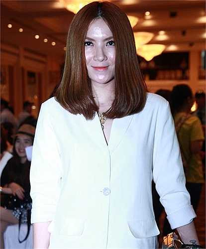 Tuy có sự đột phá về phong cách thời trang nhưng gương mặt méo mó lại khiến Yến Nhi trở nên kém sắc hơn hẳn. (Nguồn: Ngôi sao)