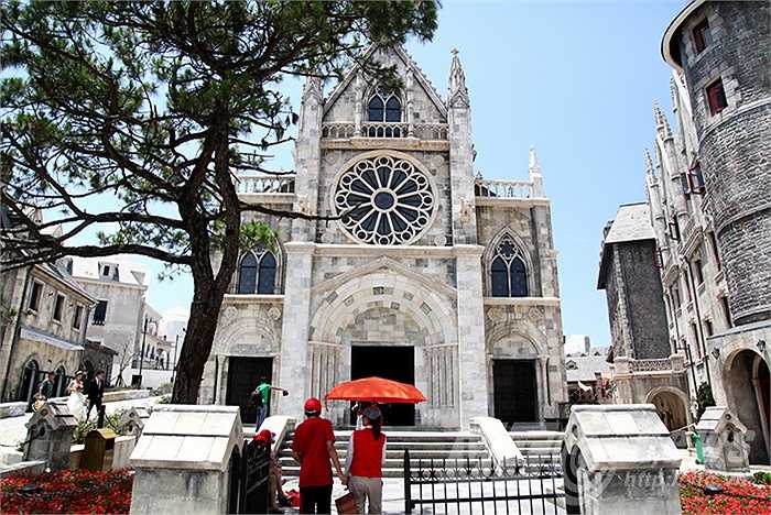 Mô hình nhà thờ Pháp nằm trong khuôn viên làng Pháp trên đỉnh Bà Nà