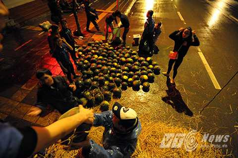 Người Hà Nội thức đêm, đội mưa bán dưa hấu giúp nông dân Quảng Nam