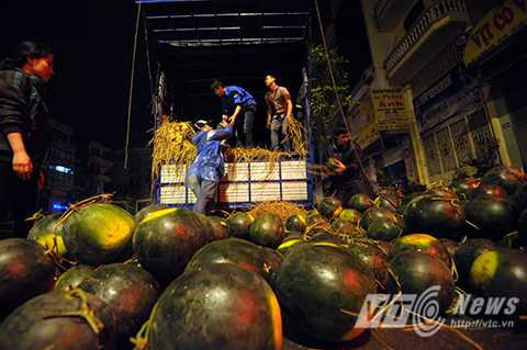 Người Hà Nội thức đêm, đội mưa bán dưa hấu giúp nông dân Quảng Nam