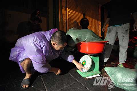 Người Hà Nội thức đêm, đội mưa bán dưa hấu giúp nông dân Quảng Nam