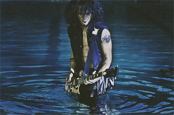 Để vào vai Thủy Tinh có gương mặt hung hăng, dữ dằn, Phạm Anh Khoa phải mất nửa ngày ngồi trang điểm giống như ý tưởng mà đạo diễn đưa ra. 