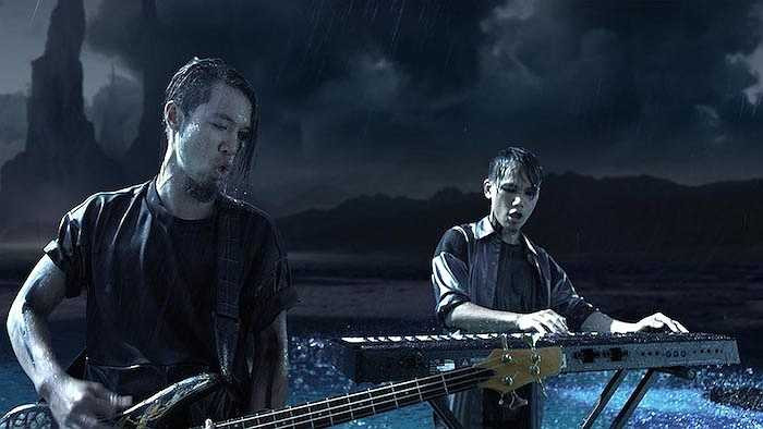 Khi bắt tay vào thực hiện MV, Phạm Anh Khoa phải làm việc dưới nước, trên bờ từ sáng sớm cho đến đêm khuya với sự hỗ trợ của đông đảo công sự.