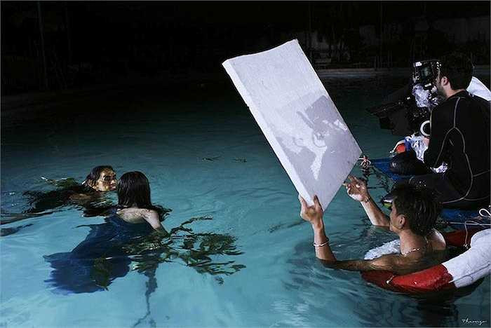 Ngoài sự chỉ đạo chính, đạo diễn Nguyễn Khắc Huy còn mời một số cộng sự đến từ nước ngoài sang Việt Nam để hỗ trợ ê kíp thực hiện sản phẩm này.