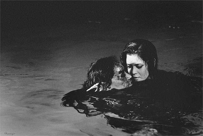 Trong câu chuyện này, Mỵ Nương và Thuỷ Tinh là một cặp đôi thực sự nhưng họ phải chia cách bởi sự xuất hiện của Sơn Tinh. 