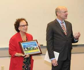 Giáo sư Dianne Ruggiero (trái) và Giáo sư David Armstrong - Chủ tịch trường Đại học Broward College Hoa Kỳ (phải) trong một sự kiện