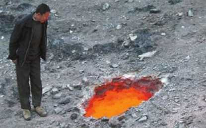 Sững sờ phát hiện 'cổng địa ngục' ngay trên đường đi