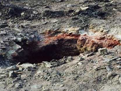 Sững sờ phát hiện 'cổng địa ngục' ngay trên đường đi