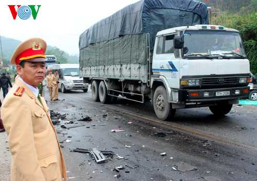 Xe khách lao vào xe đầu kéo, thi thể tài xế mắc kẹt trên ghế lái