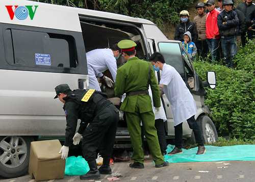 Xe khách lao vào xe đầu kéo, thi thể tài xế mắc kẹt trên ghế lái