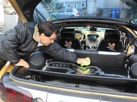 Siêu xe Pontiac Trans Am dát vàng toàn thân đắt hơn Bugatti