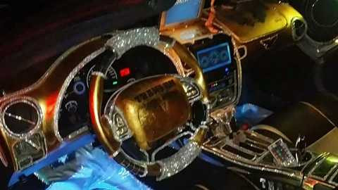 Siêu xe Pontiac Trans Am dát vàng toàn thân đắt hơn Bugatti